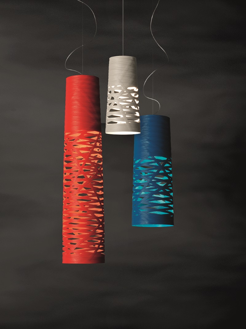 Drei moderne Tress Mini Pendelleuchten von Foscarini in Rot, Weiß und Blau mit dekorativen Ausschnitten.