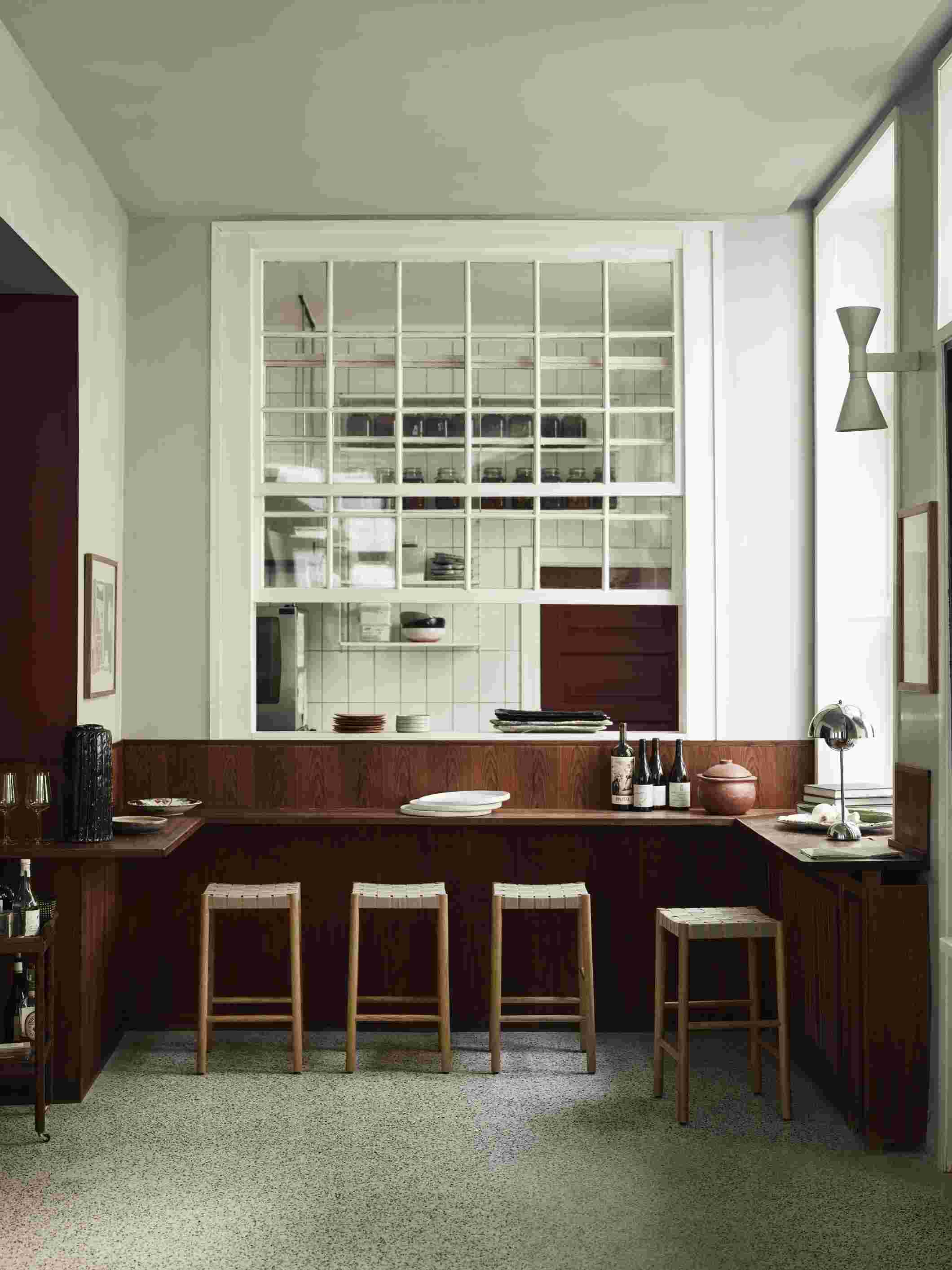 Innenaufnahme mit vier Betty Barhockern von Andtradition mit hellem Holz und geflochtenen Sitzen.