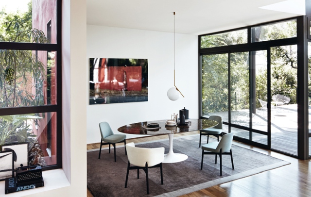 Esszimmer mit Kollektion 016 Lounge Stühlen von Knoll International und ovalem Esstisch.