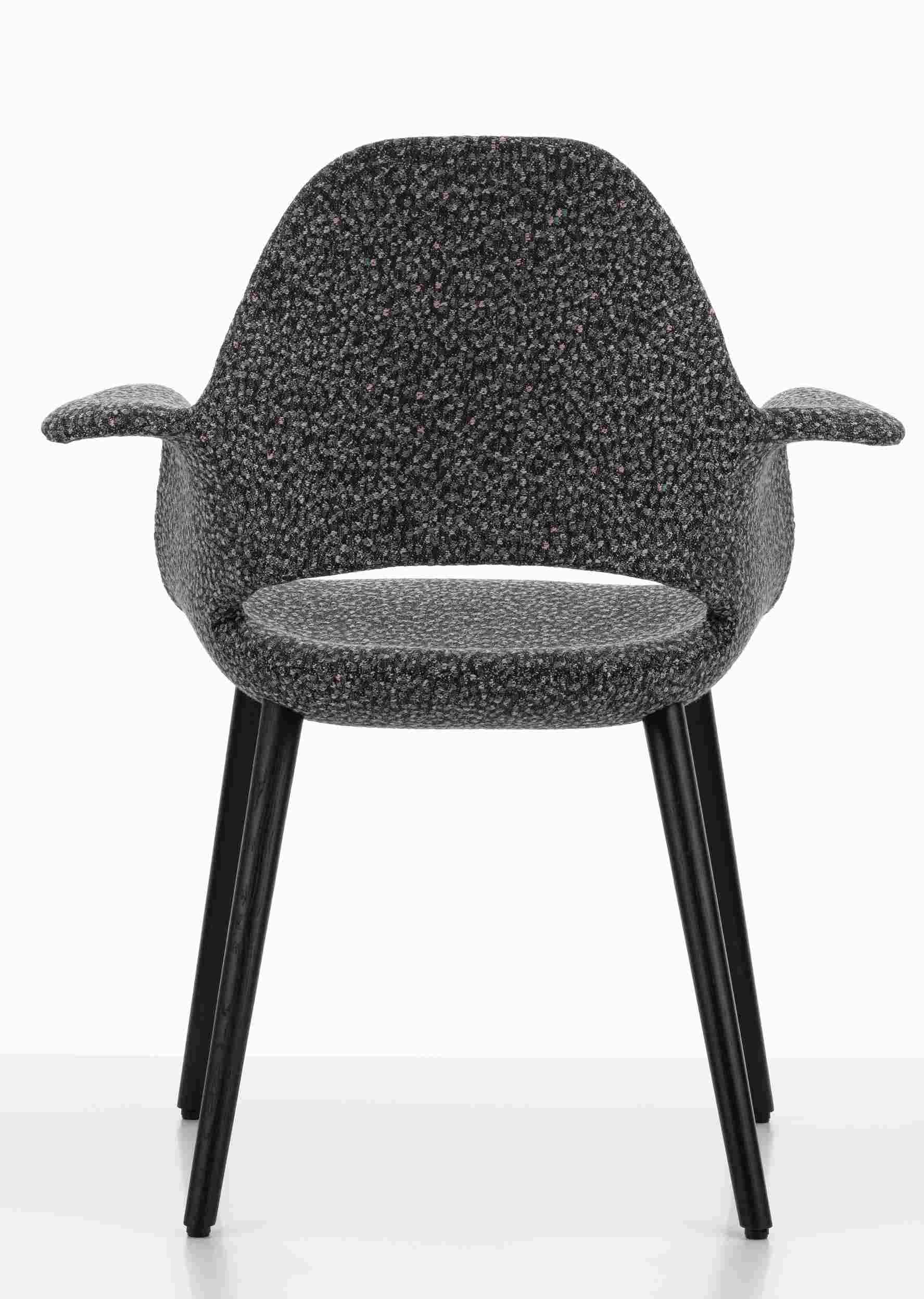 Vitra Organic Conference Stuhl mit Kvadrat Ria Stoff und dunklen Holzbeinen.