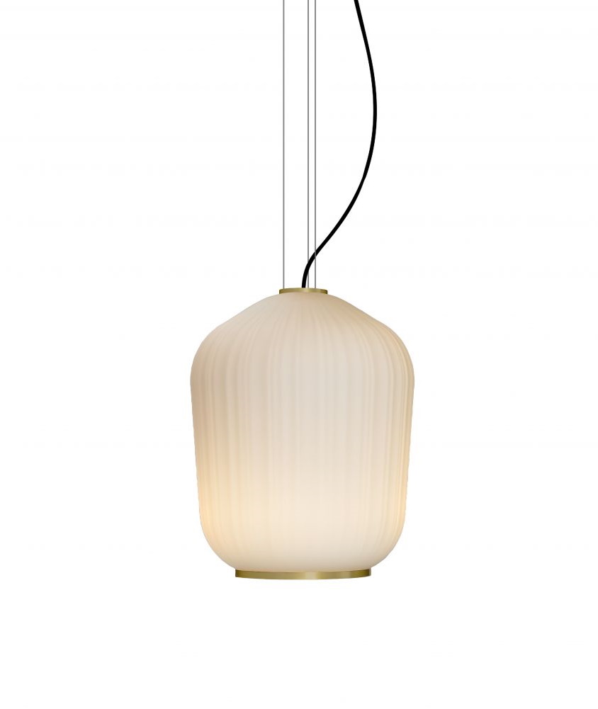 Plissée Pendelleuchte mit Messingdetails: Elegante Hängelampe für stilvolle Beleuchtung im Wohnraum.