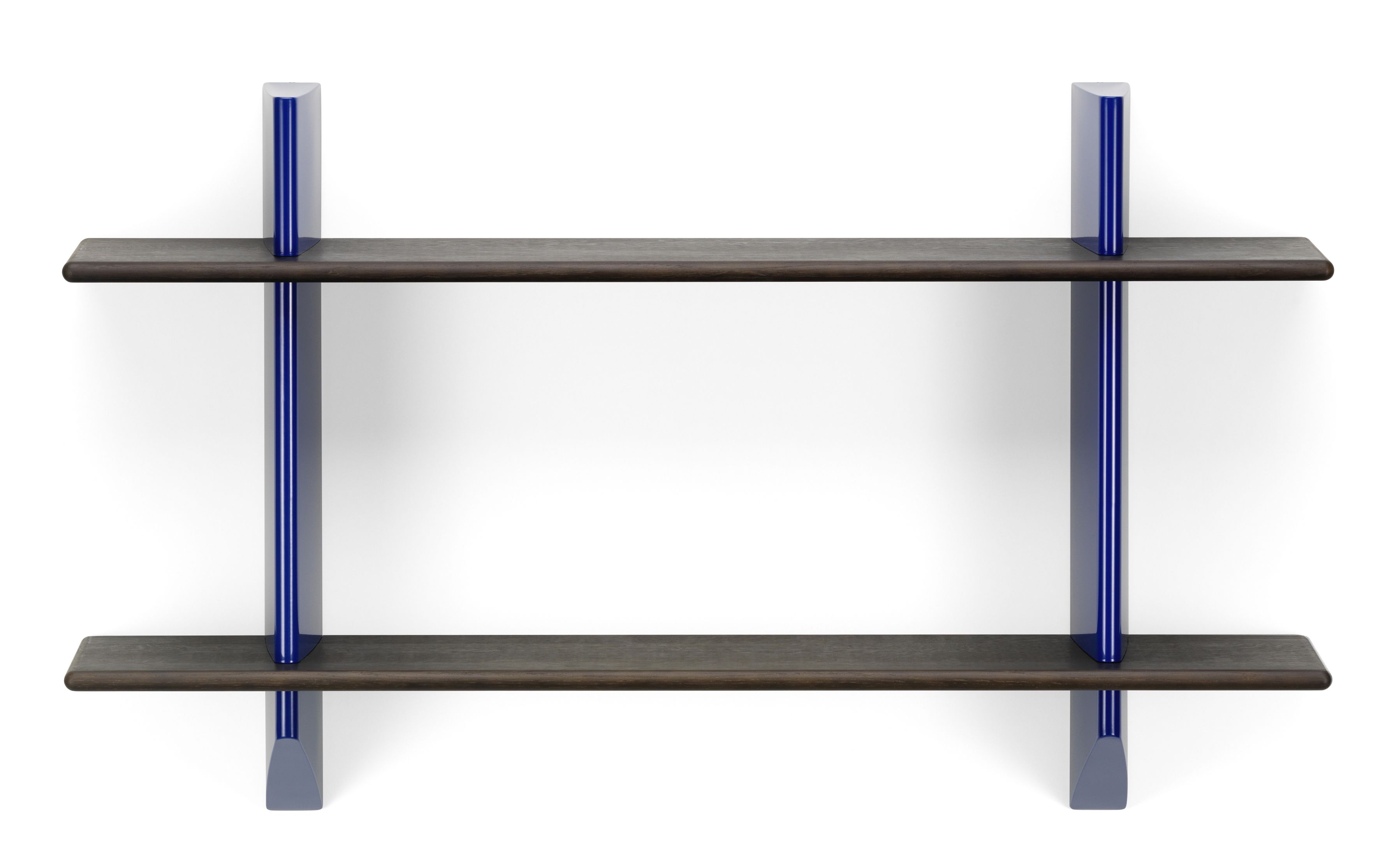 Wandregal Vitra Rayonnage Mural mit zwei Regalböden aus dunkler Eiche und blauem Gestell.