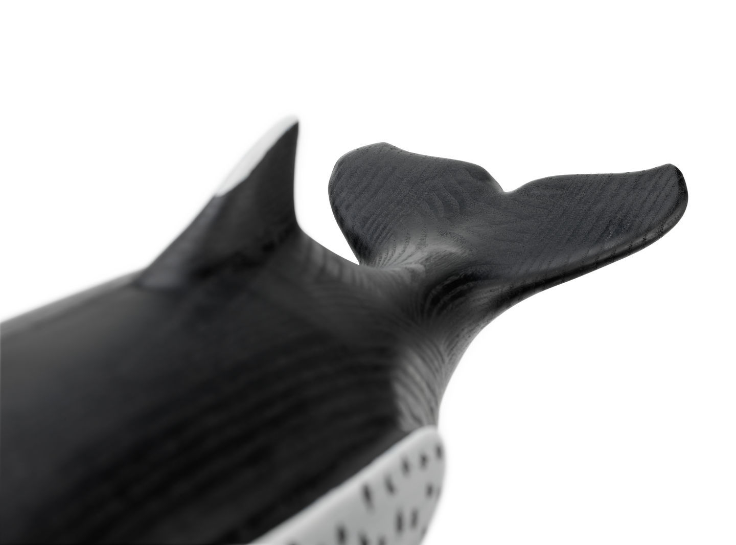 Detailaufnahme der Eames House Whale Skulptur von Vitra, zeigt die markante Schwanzflosse und Maserung.