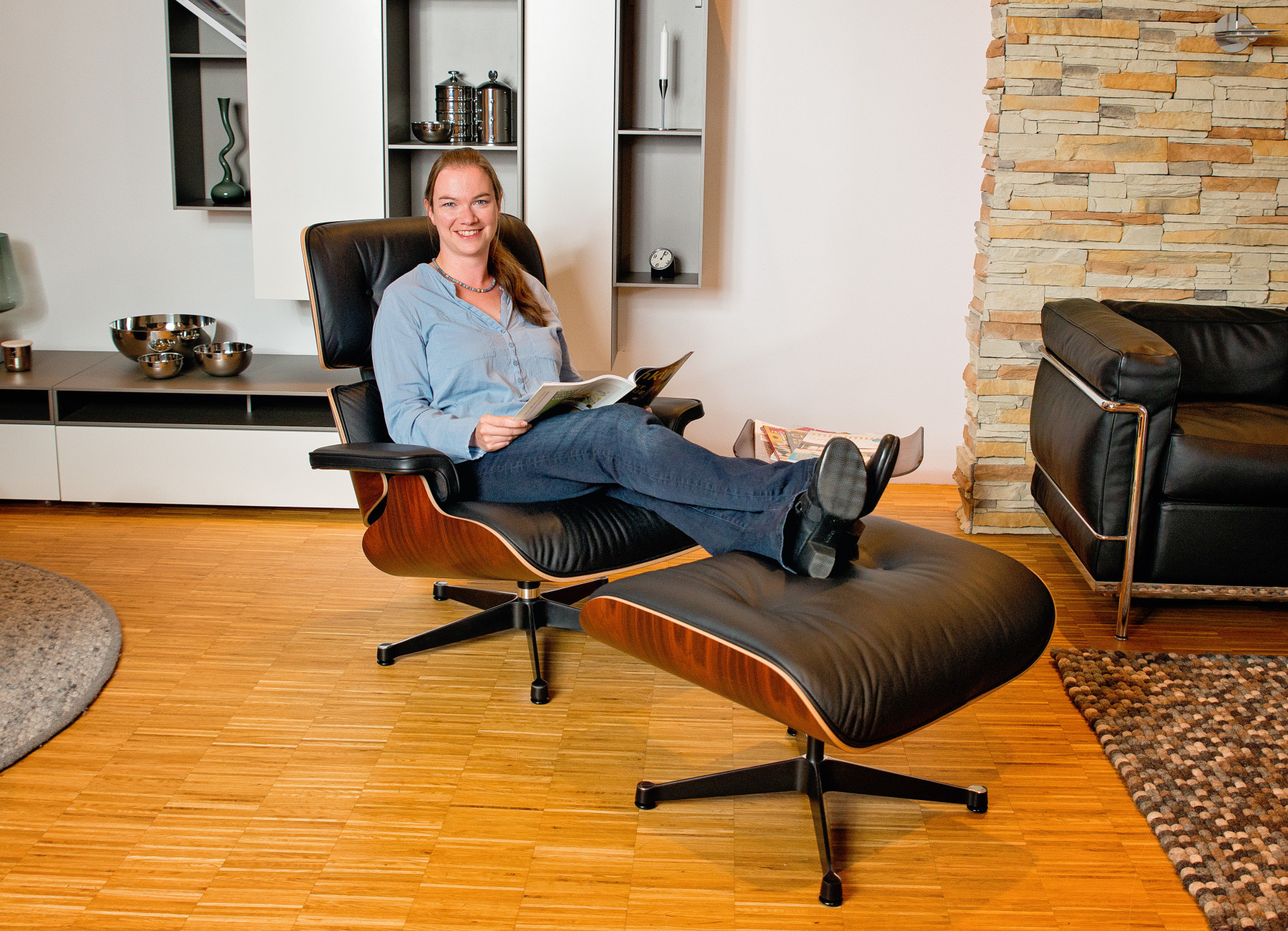 Eames Lounge Chair & Ottoman Sessel Vitra Kirschbaum - Leder Premium F - poliert - Seiten schwarz