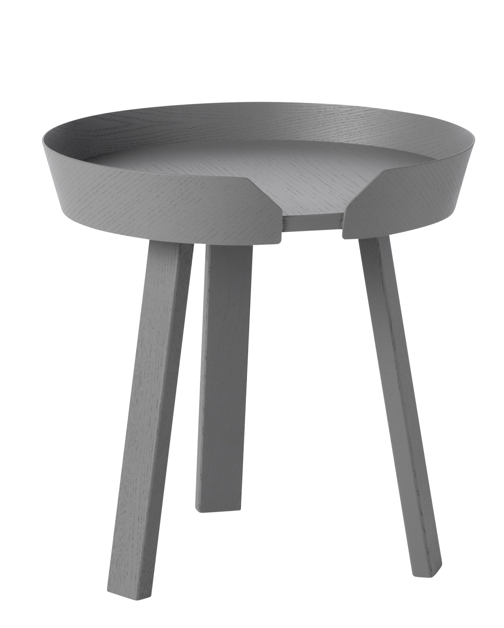 Grauer "Around Coffee Table" Beistelltisch von Muuto, kleiner runder Holztisch mit drei Beinen.