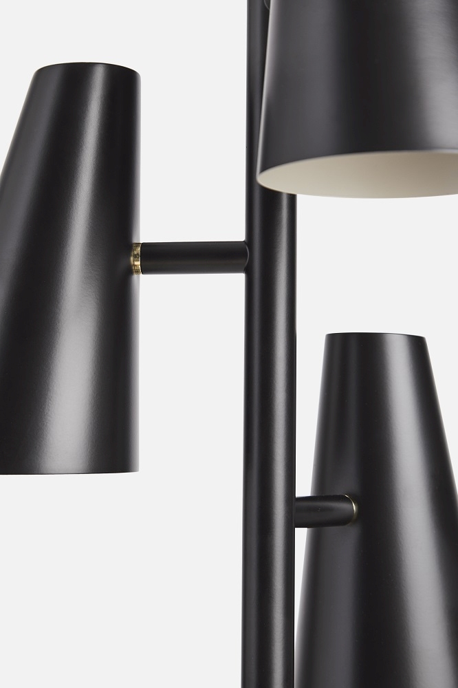 Detailaufnahme der Cono Pendelleuchte von Woud mit drei schwarzen Lampenschirmen.