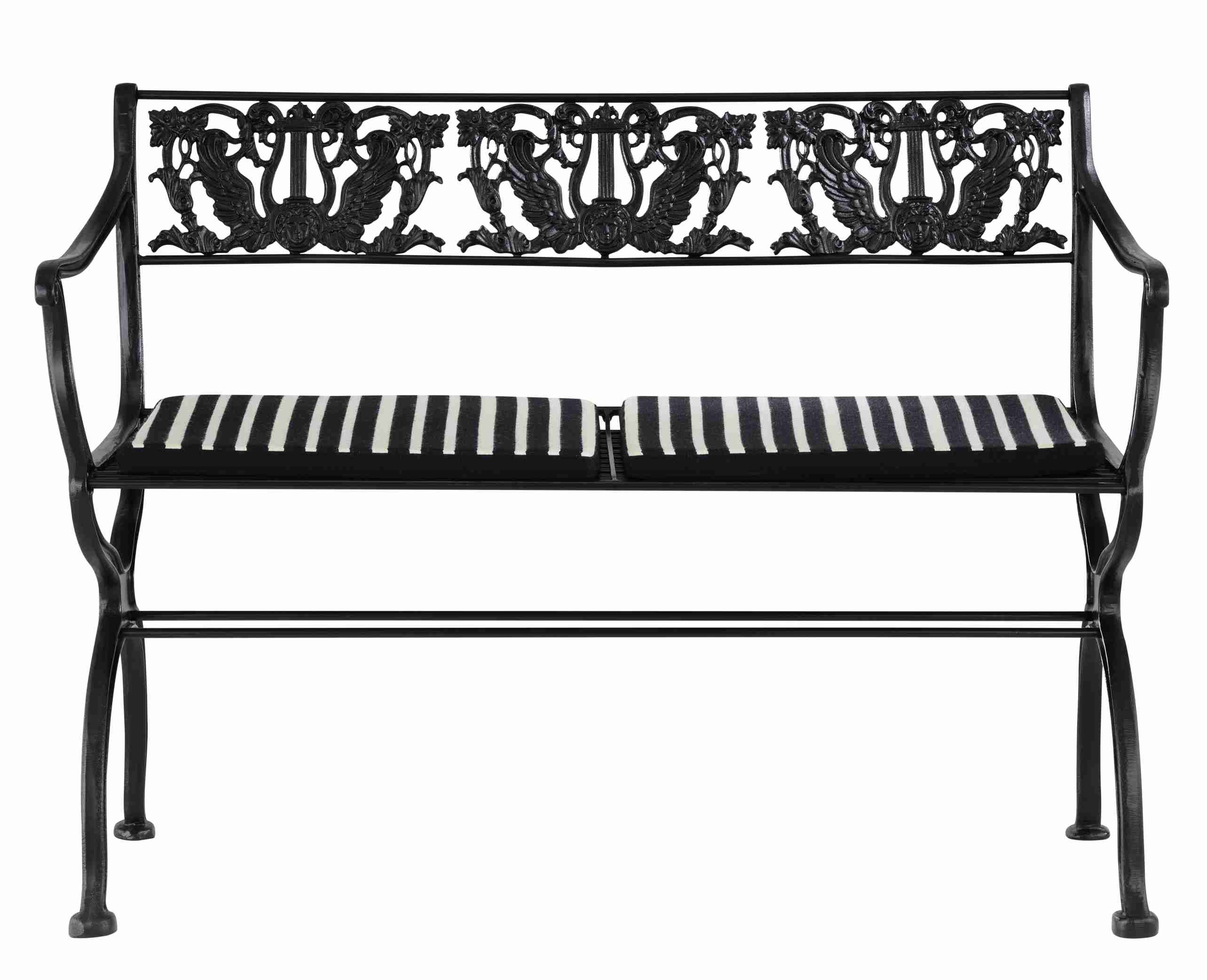 D60-2 Tecta Gartenbank aus schwarzem Metall mit gestreiften Sitzkissen für den Garten.