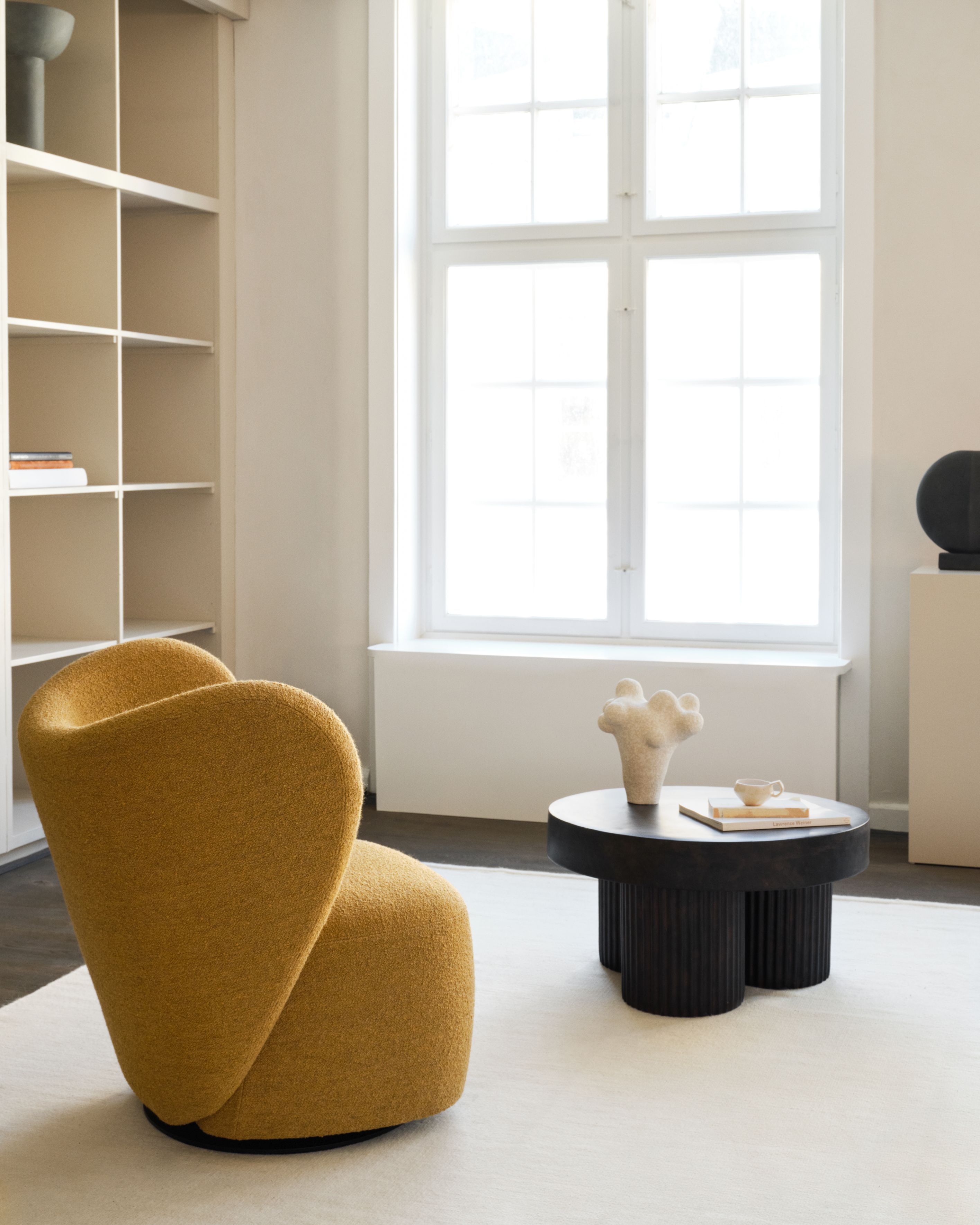 Gear Beistelltisch von Norr11, runder Couchtisch aus dunklem Holz mit geriffelten Beinen im Wohnzimmer.