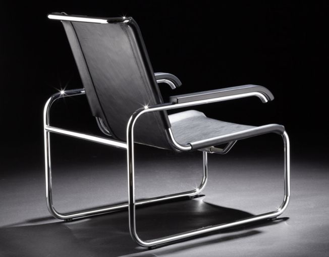 Schwarzer S 35 L Thonet Sessel mit verchromtem Stahlrohrgestell und Lederbezug, von hinten fotografiert.