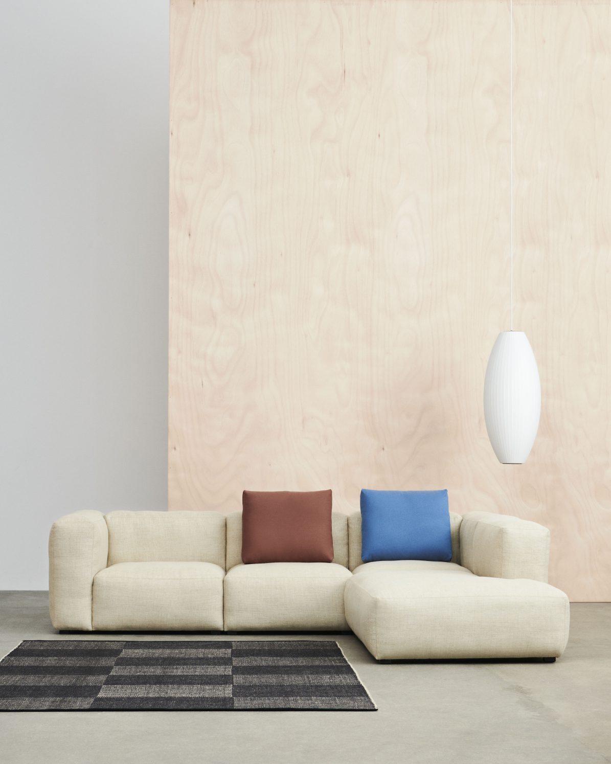 Beige Mags Soft Sofa Eckkombination mit Armlehne rechts und farbigen Kissen auf einem Teppich.