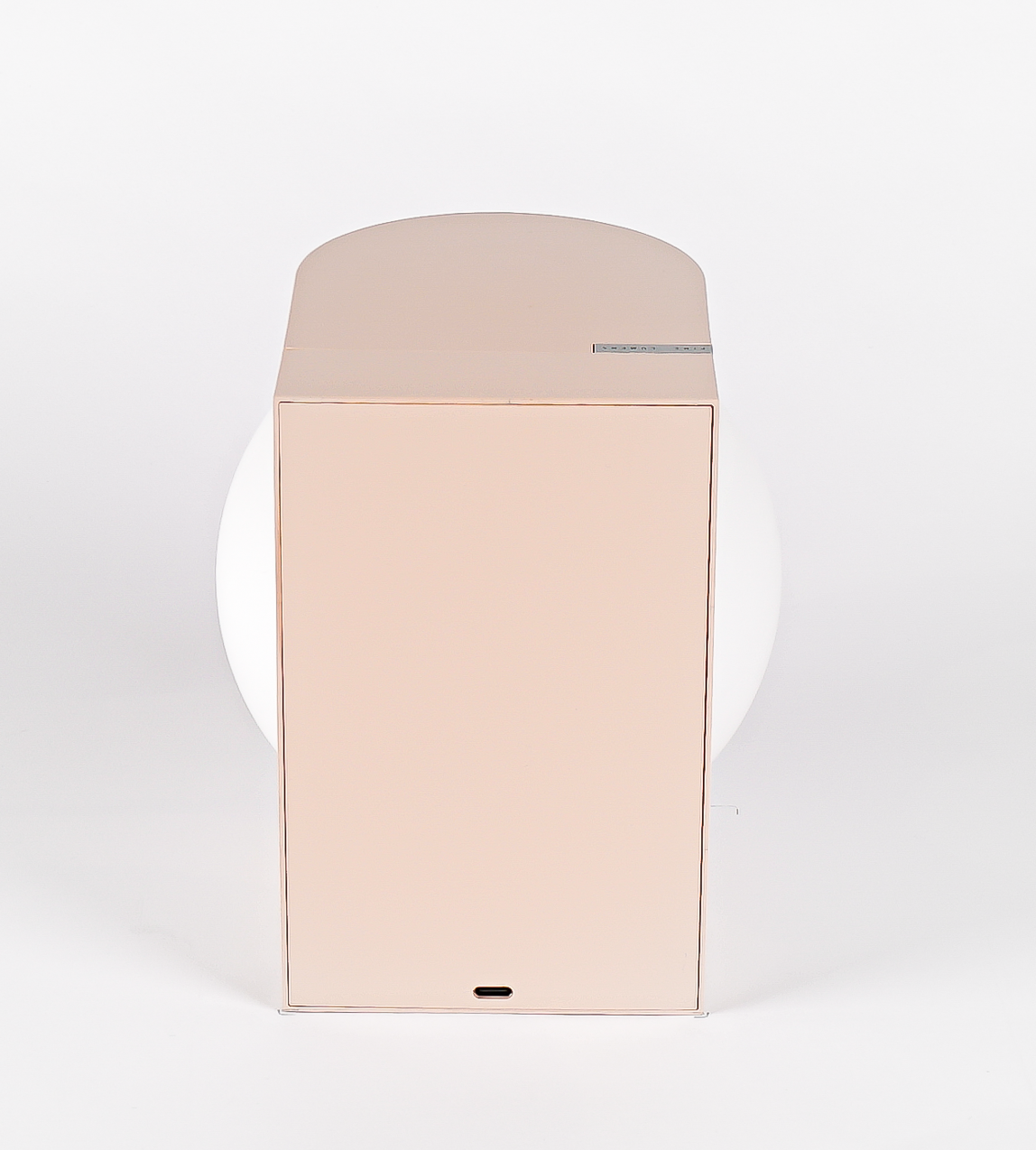 Nahaufnahme der Plat Reading Lamp Tischleuchte von house of home in Beige.