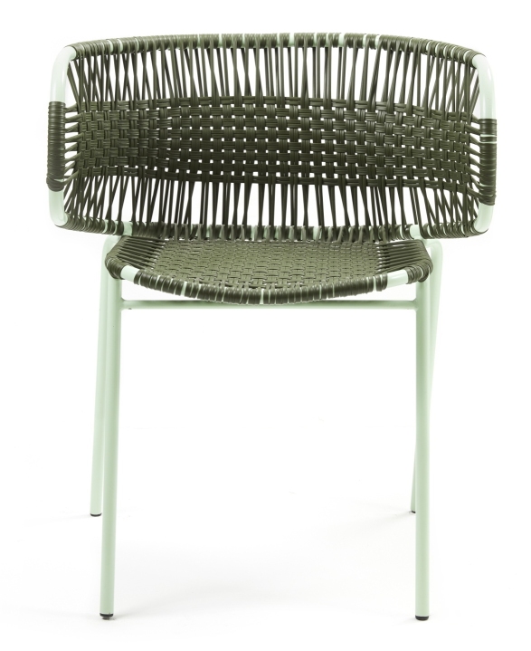 Cielo Armlehnstuhl in Olivegrün und Pastellgrün: Stapelbarer Outdoor-Stuhl mit geflochtener Sitzfläche und Rückenlehne.