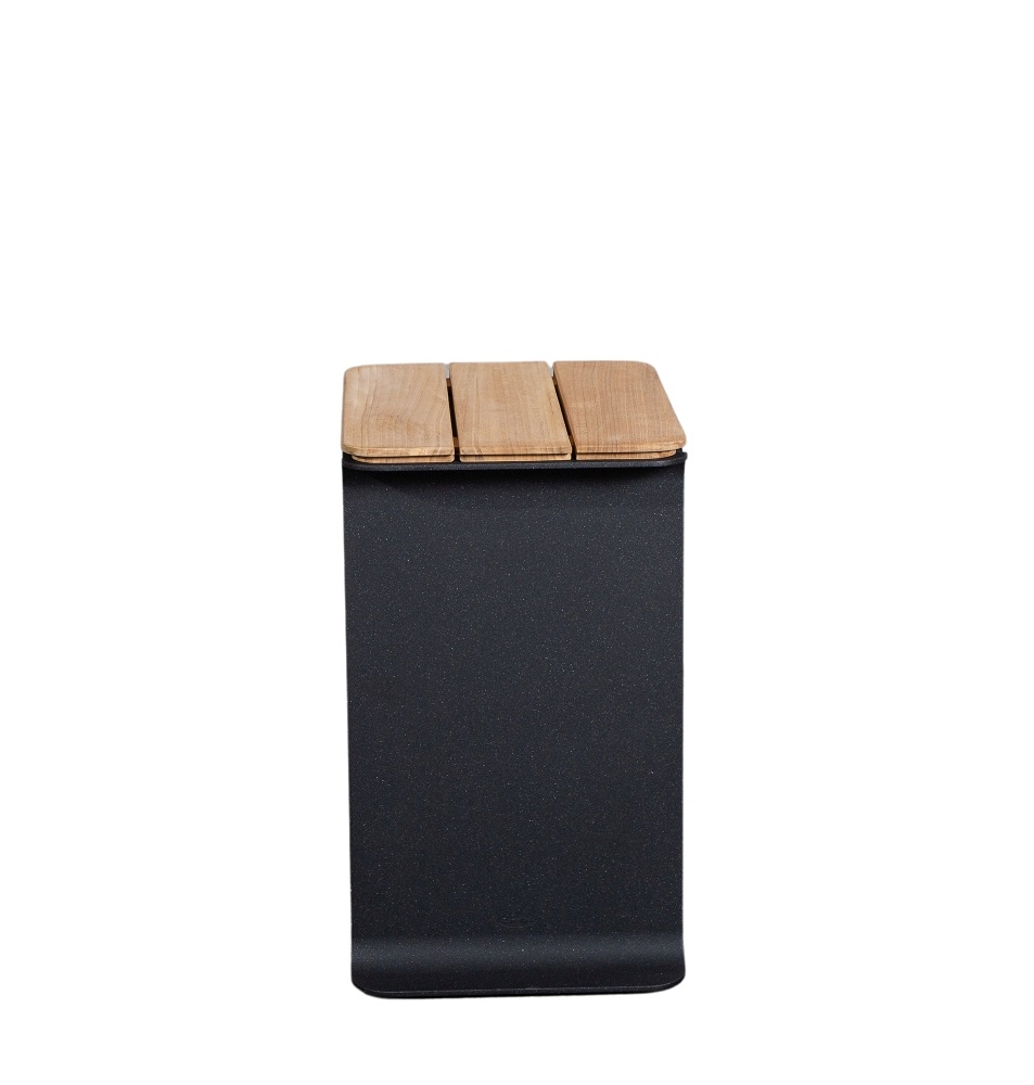 Cane-Line Mega Outdoor Beistelltisch mit schwarzem Gestell und Holzplatte, ideal für Garten und Terrasse.