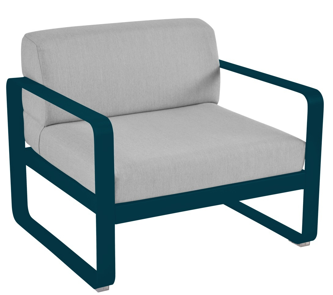 Bellevie Sessel von Fermob: Blauer Outdoor Sessel mit hellgrauen Polstern für Garten und Terrasse.