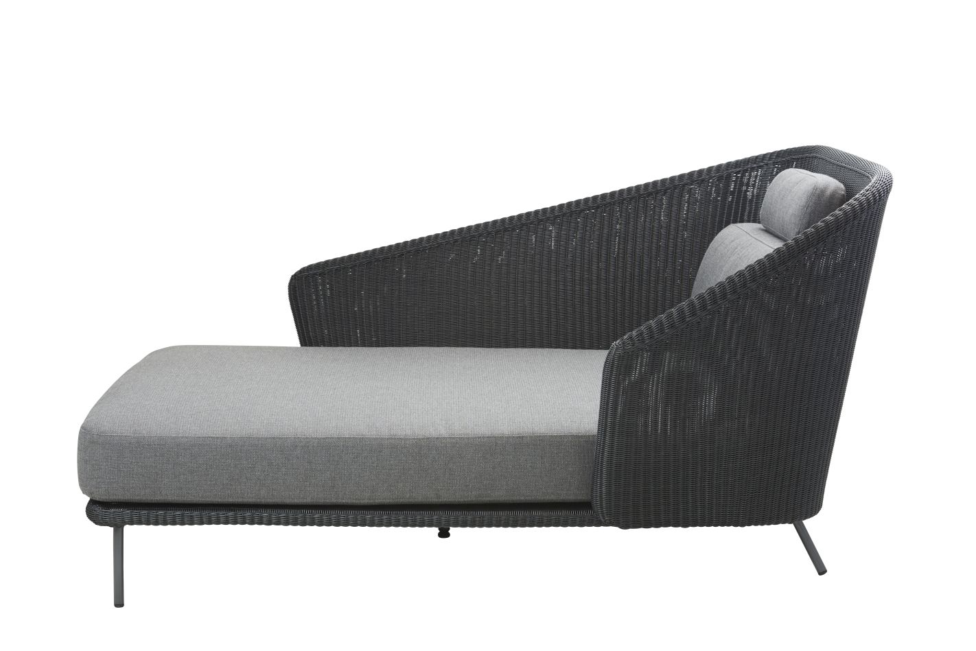 Mega Daybed von Cane-Line für den Außenbereich, mit grauer Polsterung und Flechtwerk.