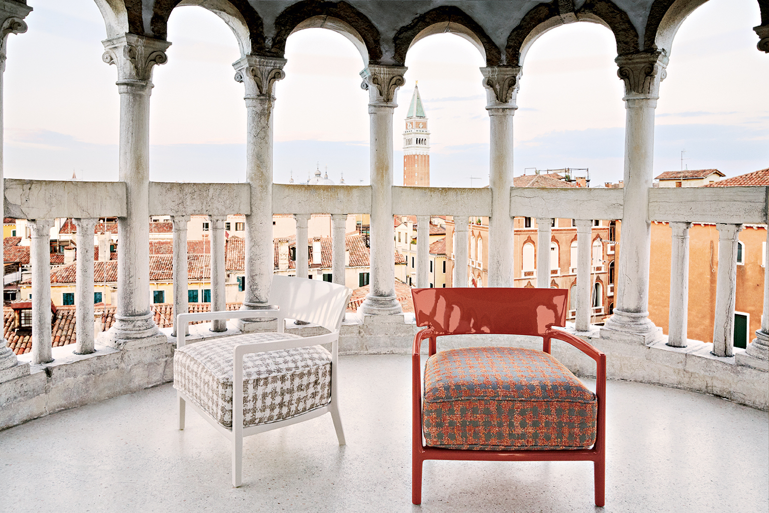 Cara Fancy Sessel in Rostbraun und Weiß auf einem Balkon mit Blick auf Venedig.