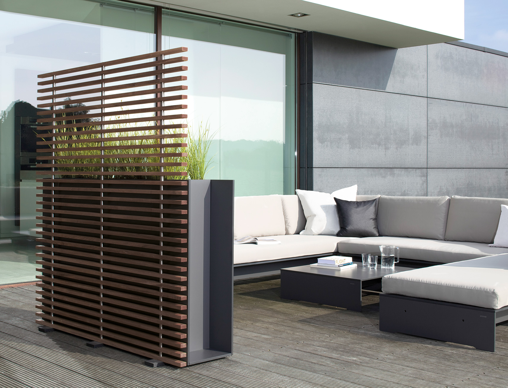 Sotomon Rankgitter als Sichtschutz und Rankhilfe im Garten, mit integriertem Pflanzkasten und Holzlamellen.