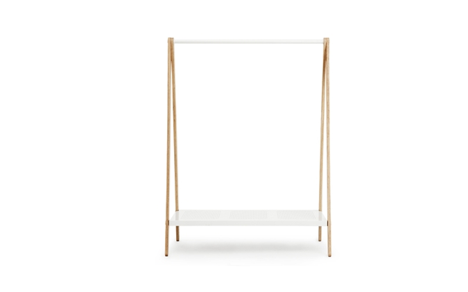 Toj Kleiderständer von Normann Copenhagen, minimalistischer Garderobenständer aus hellem Holz und weißem Metall mit Ablage.