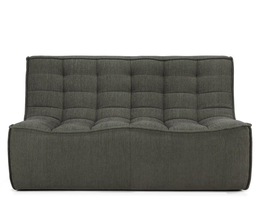 N701 Sofa 2-Sitzer in Moosgrün von Ethnicraft: Modernes Stoffsofa mit gesteppter Rückenlehne für Wohnzimmer.