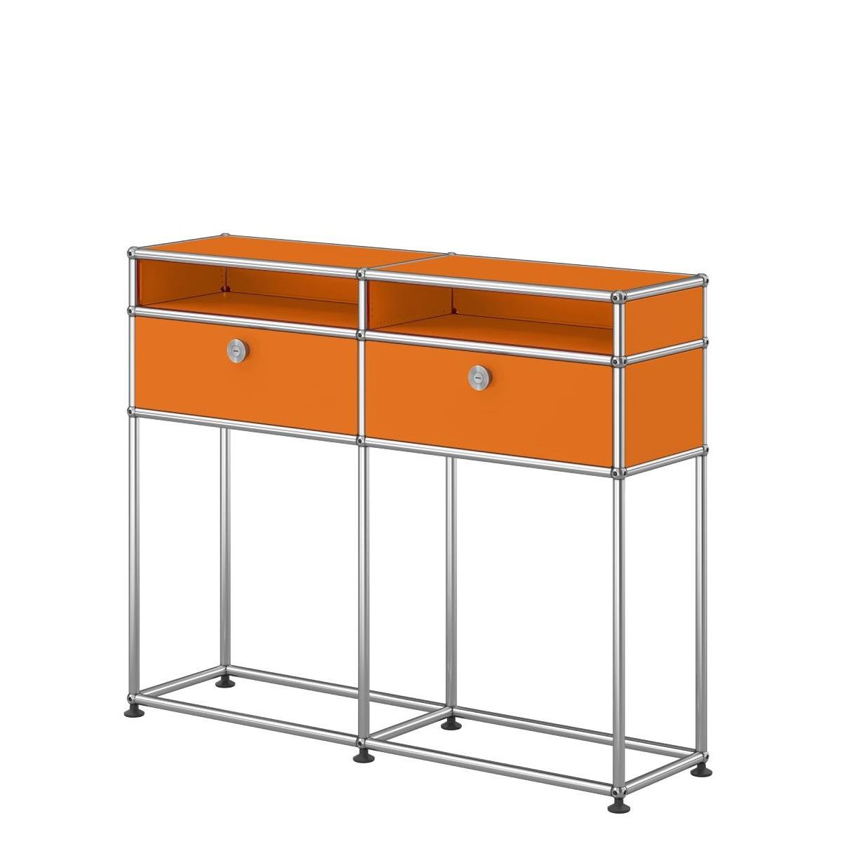 USM Haller Sideboard in Reinorange mit zwei Schubladen und offenen Fächern auf Chromgestell.