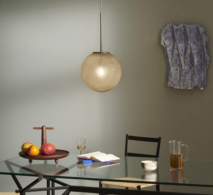 Bollicosa Pendelleuchte klein von Cassina: Runde Hängelampe in Schwarz/Grün und lila über Esstisch.