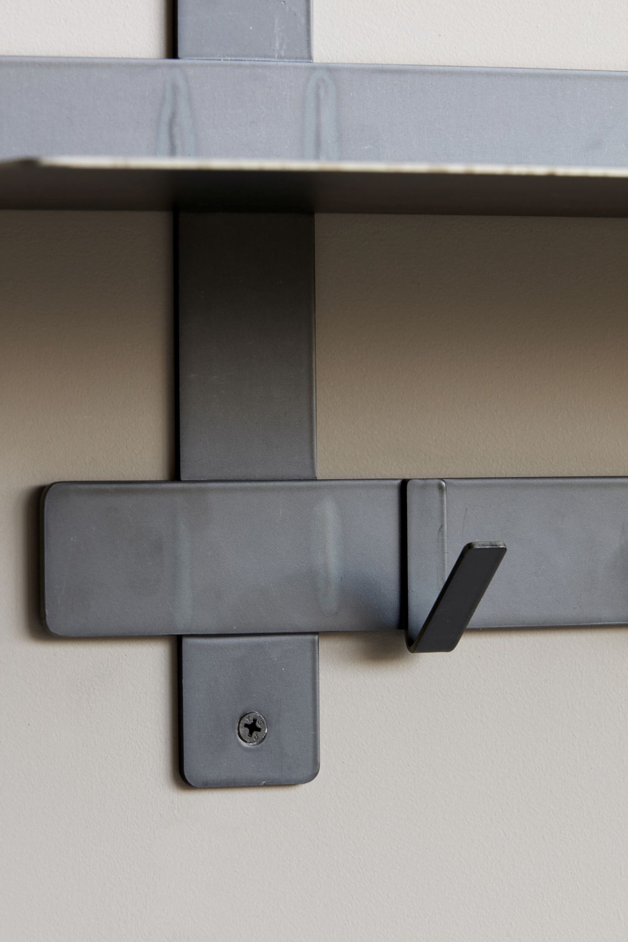 Schwarzes Metallregal mit Haken von House Doctor, ideal für moderne Wohnräume.