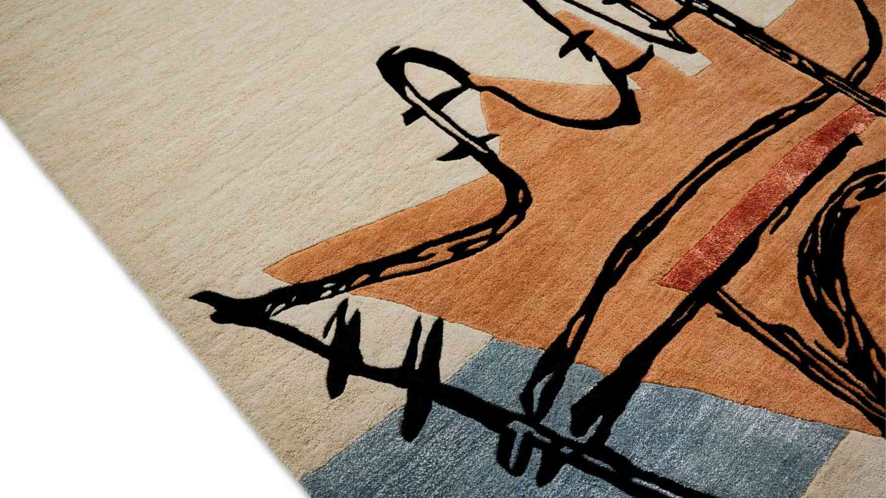 Detailaufnahme des Cassina Teppichs La Main Ouverte mit abstraktem Muster in Beige, Braun, Blau und Schwarz.