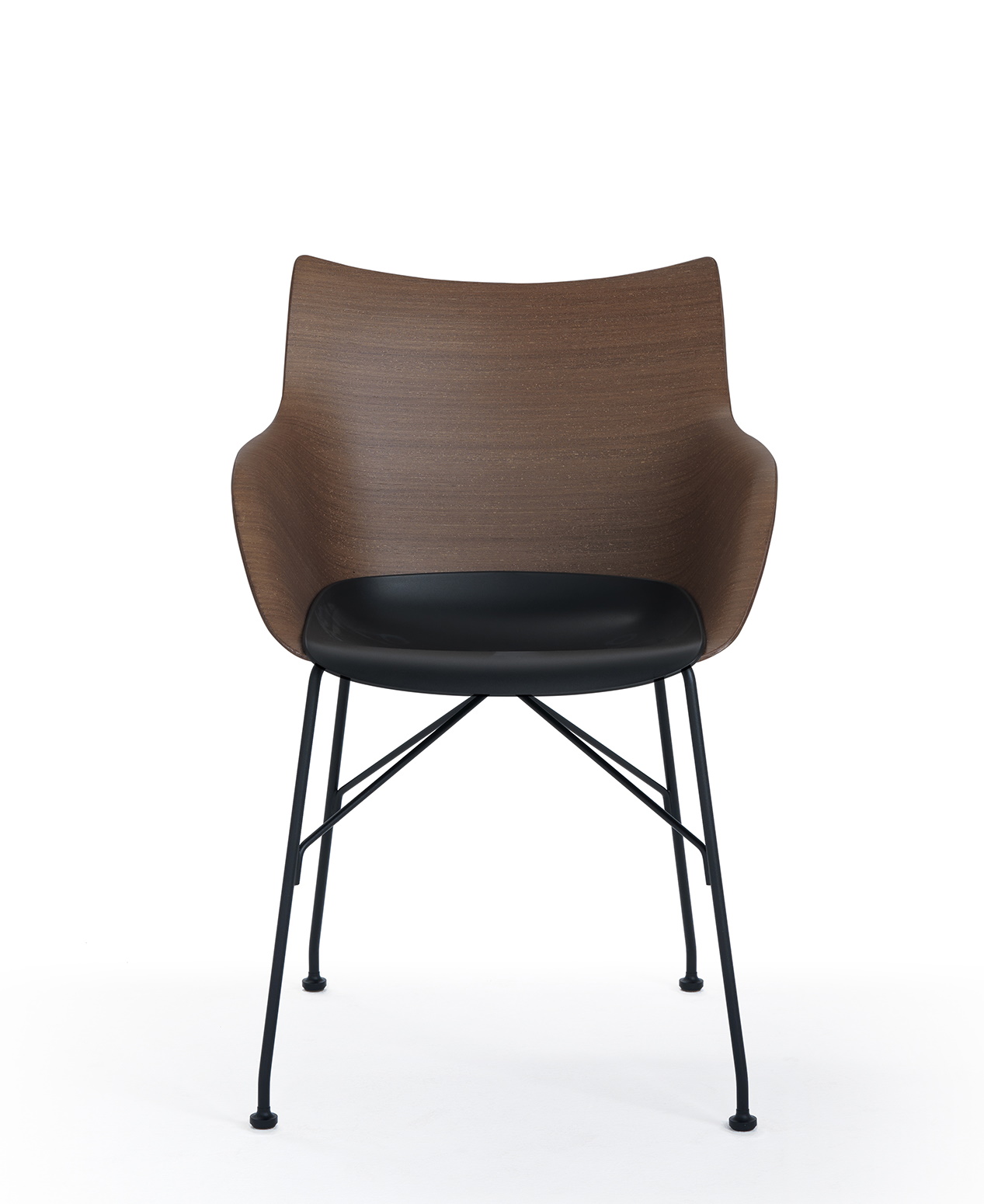 Q/WOOD Stuhl von Kartell: Holzstuhl mit Armlehnen und schwarzem Sitzpolster auf filigranem Metallgestell.