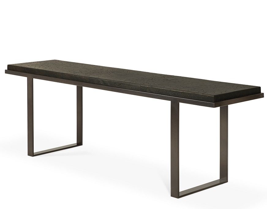 Stability Konsole von Ethnicraft in Umber: Moderne Konsole mit dunkler, strukturierter Oberfläche und Metallgestell.