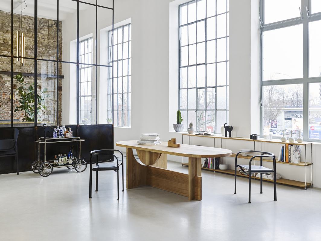 M4RS Tecta Barwagen aus Nussbaum und Silbergrau im modernen Wohnraum mit Getränken.