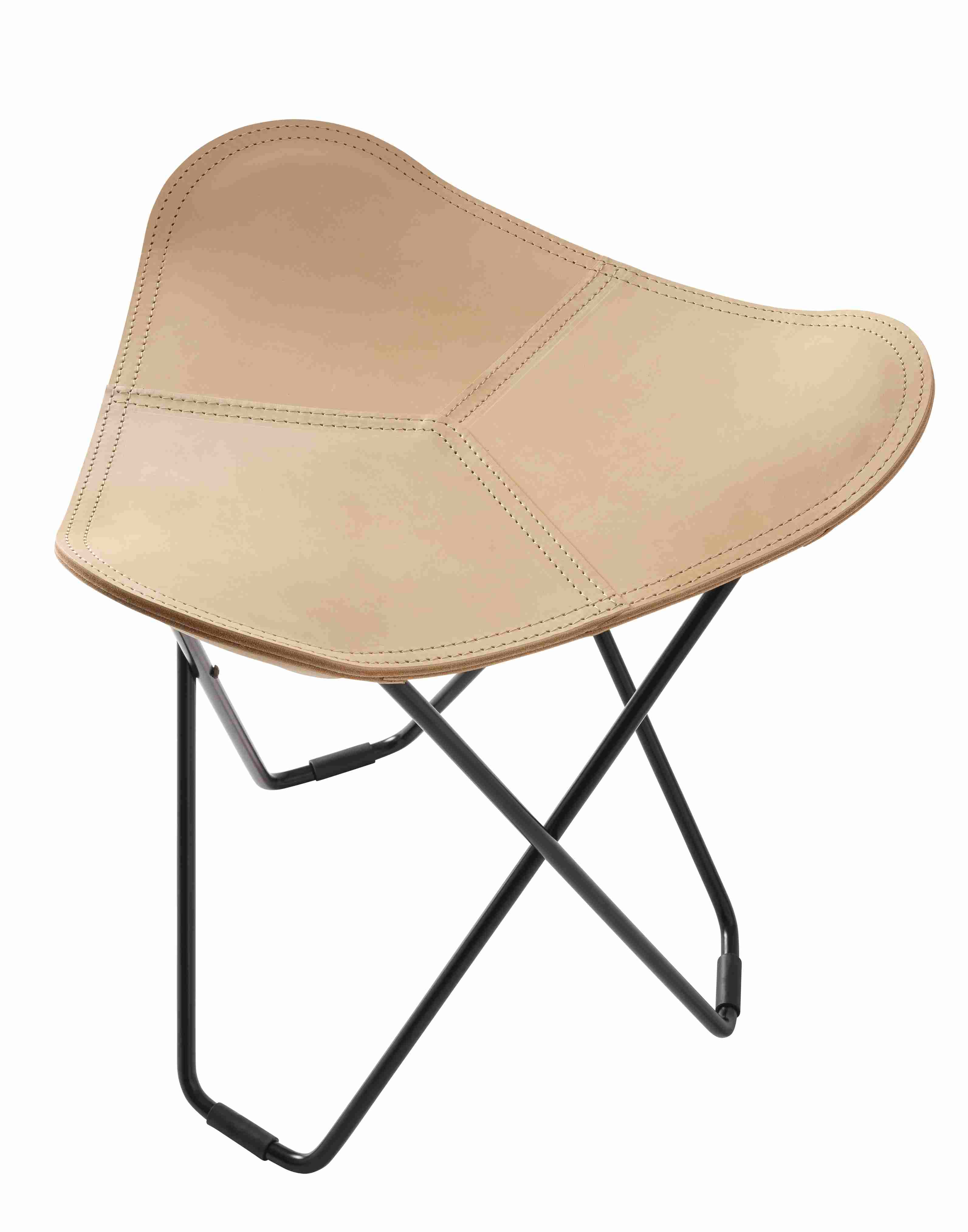 Pampa Hocker: Beiger Lederhocker mit schwarzem Metallgestell, ideal als Sitzgelegenheit und Dekoration.
