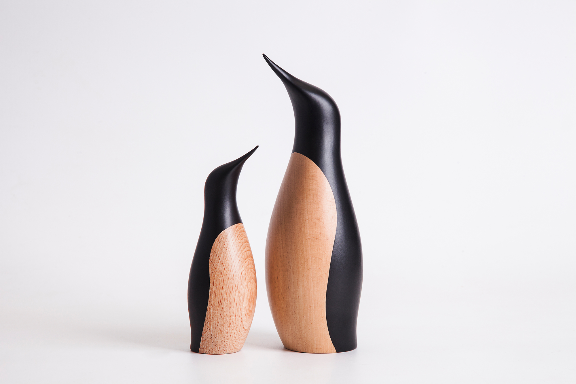 Zwei Pinguin Holzfiguren von Architectmade, handgefertigte Dekoration aus Holz, modernes Design.