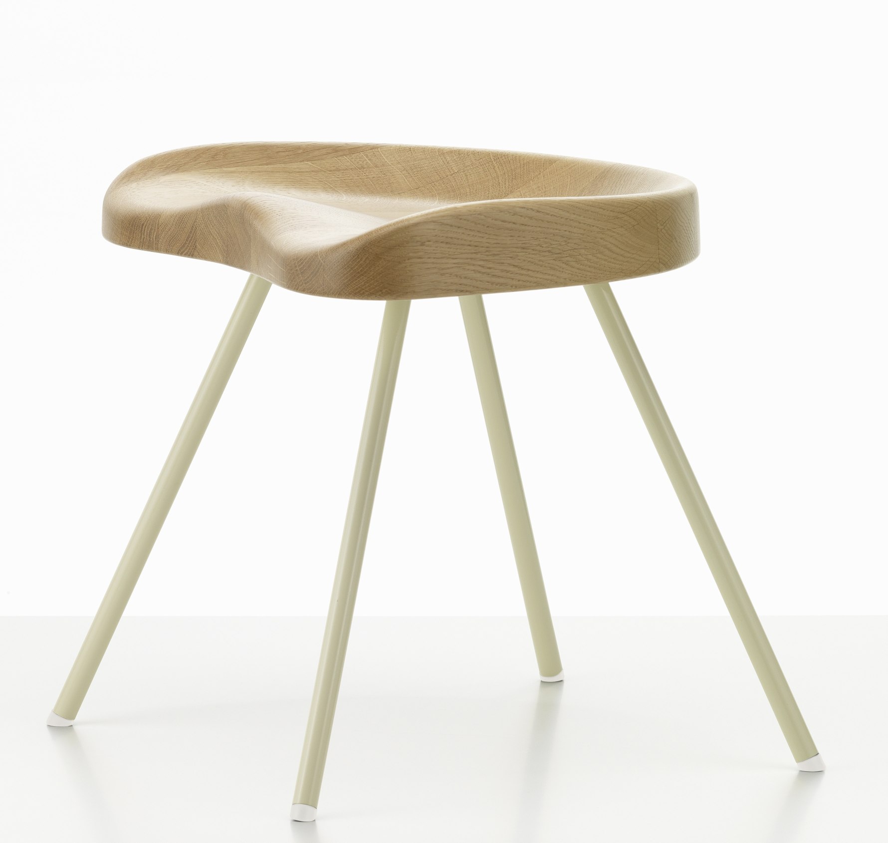 Vitra Tabouret N° 307 Hocker aus hellem Holz mit drei hellen Metallbeinen.