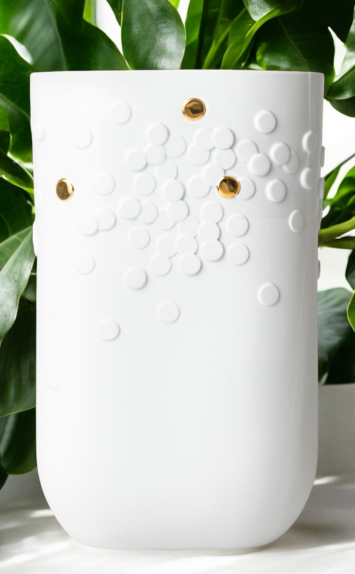 Weiße Bodenvase mit goldenen Punkten und erhabenen Kreisen, moderne Dekoration für Wohnräume.