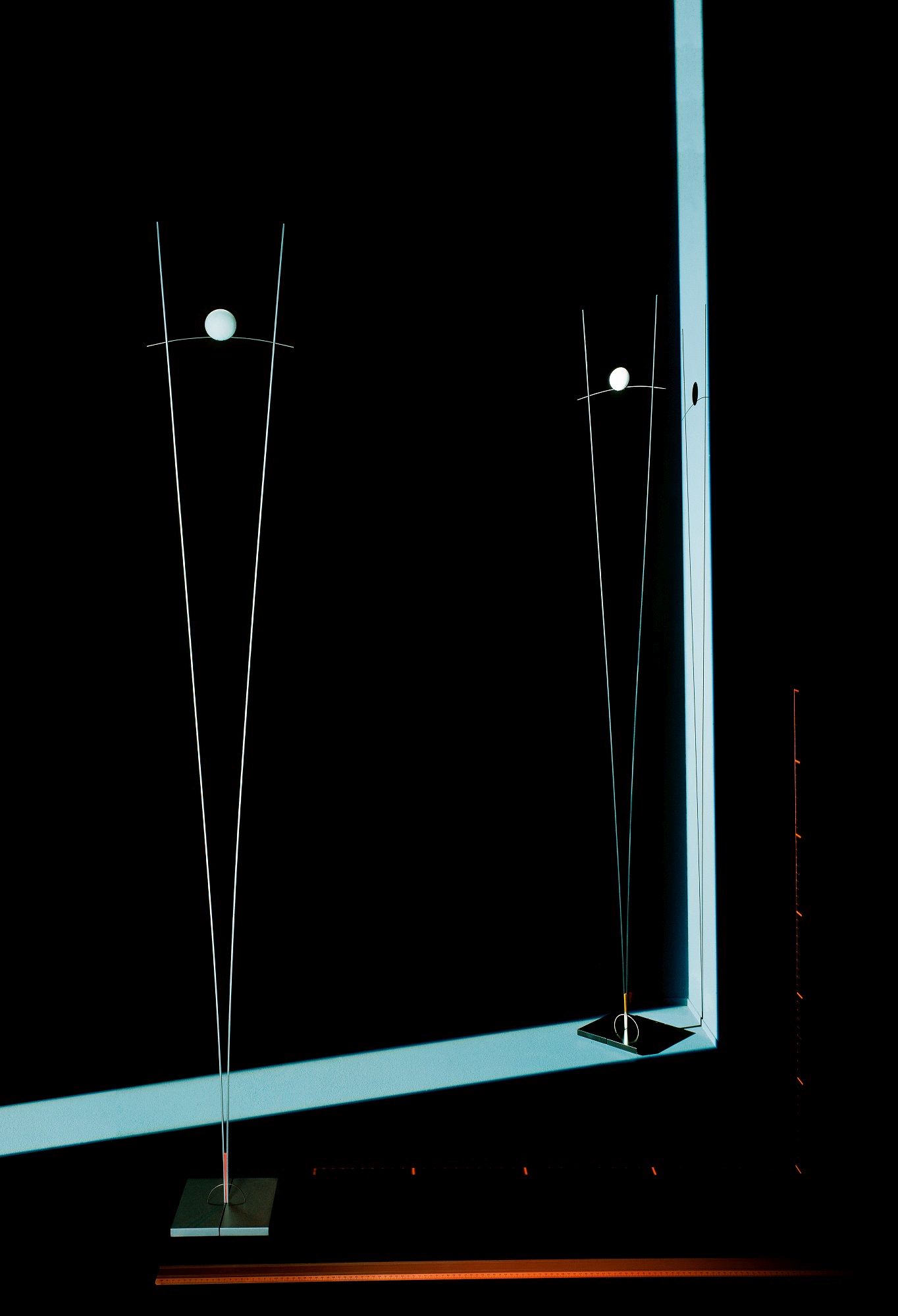 Ilios Stehleuchte von Ingo Maurer in Silber: Minimalistische Designerlampe mit schwebender Kugel.