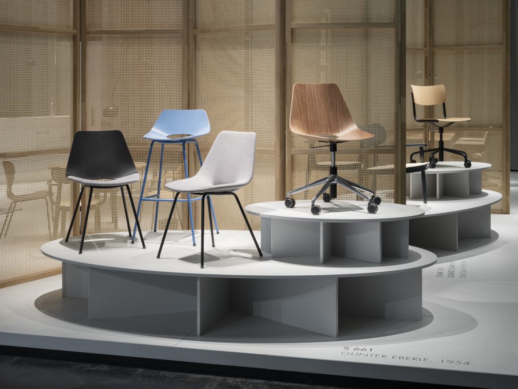 Ausstellung mit verschiedenen Stühlen, darunter ein Thonet S 661 DR Drehsessel mit Holzschale und Rollen.