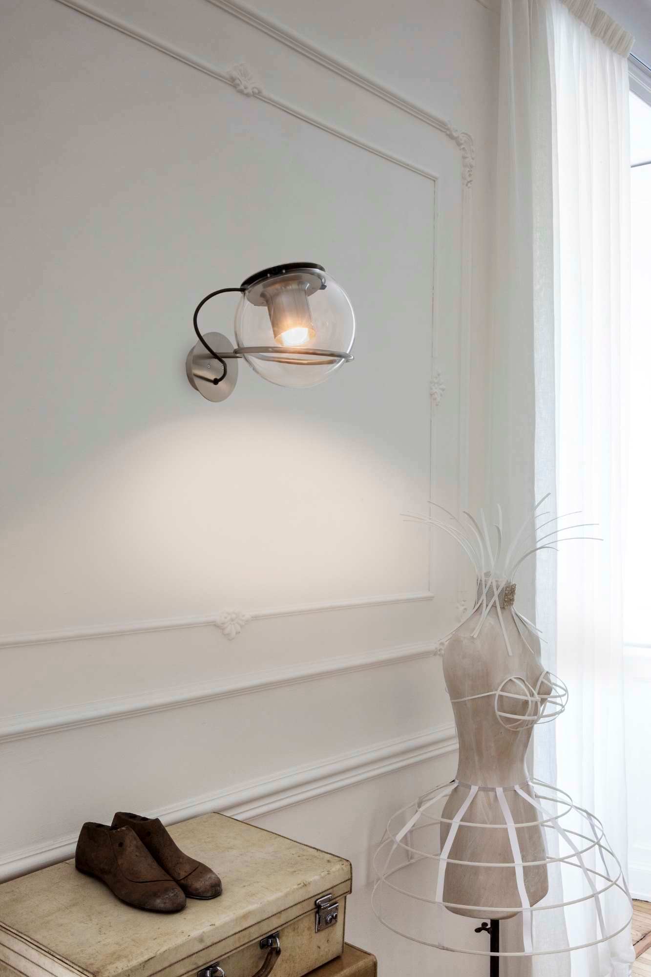 The Globe Wandleuchte 727 von Oluce, moderne Kugel-Wandlampe aus Glas und Metall, Innenarchitektur.