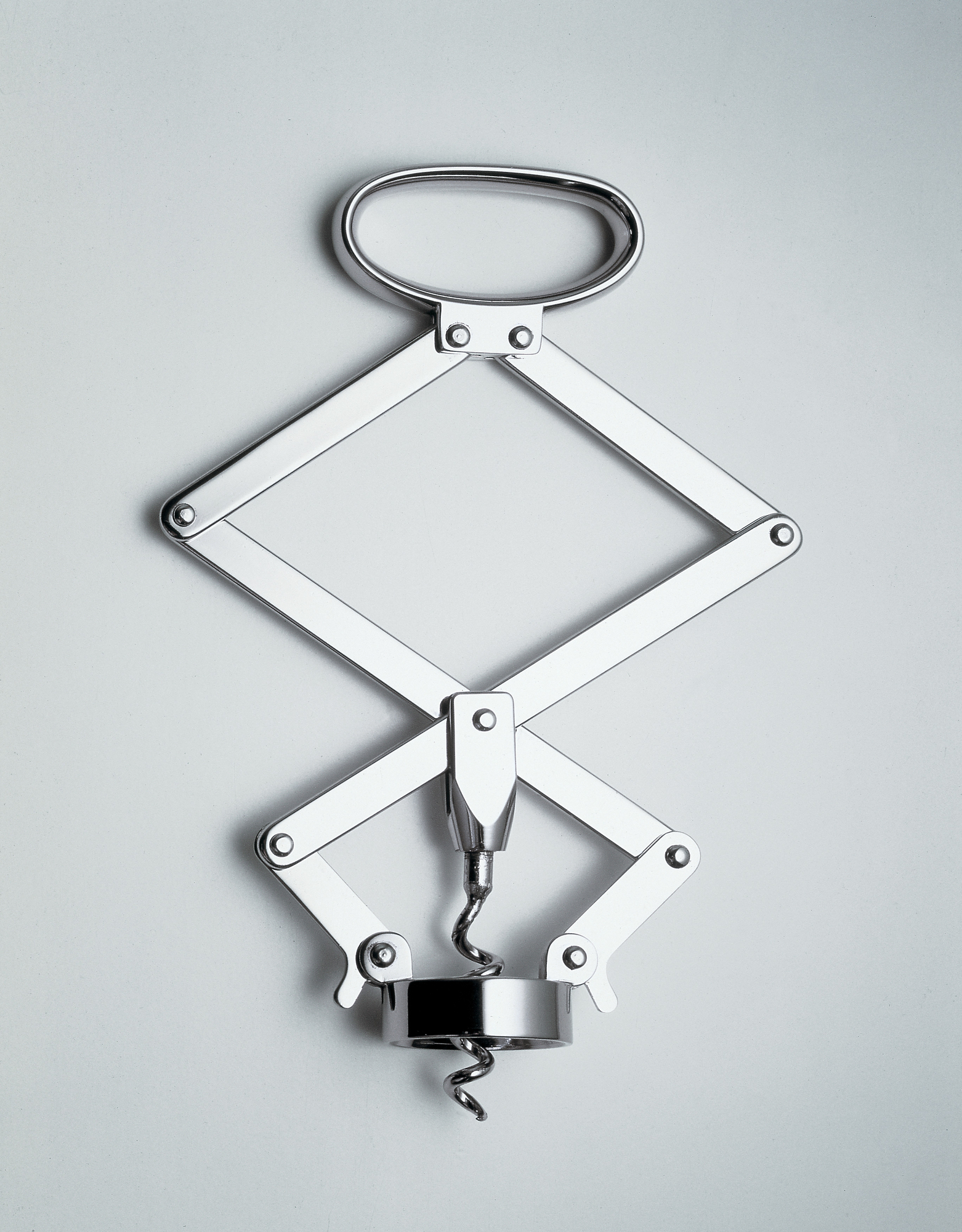 JM06 Socrates Korkenzieher von Alessi: Silberner Hebelkorkenzieher aus Edelstahl, modernes Design für Weinliebhaber.