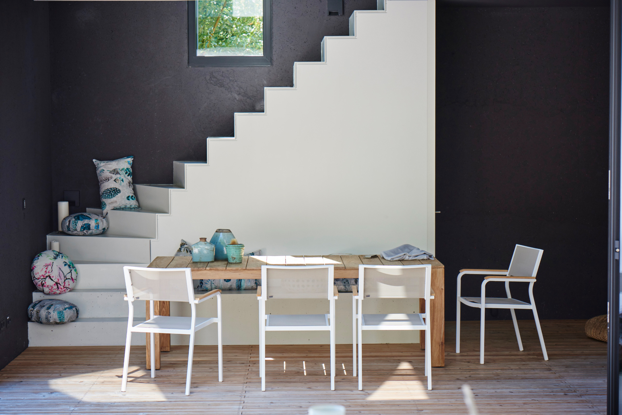 Stage Tisch Natur von Jan Kurtz, Breite 220 cm, aus massivem Holz, mit weißen Stühlen.