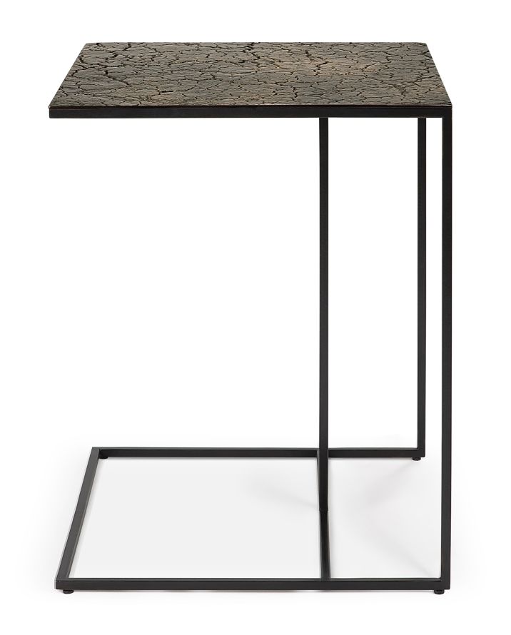 Triptic Beistelltisch von Ethnicraft mit dunkler Tischplatte und schwarzem Metallgestell im modernen Design.