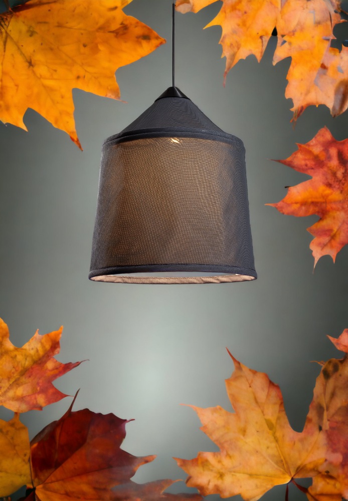 Beige Jaima Pendelleuchte von Marset für den Außenbereich, hängend vor herbstlichen Blättern.