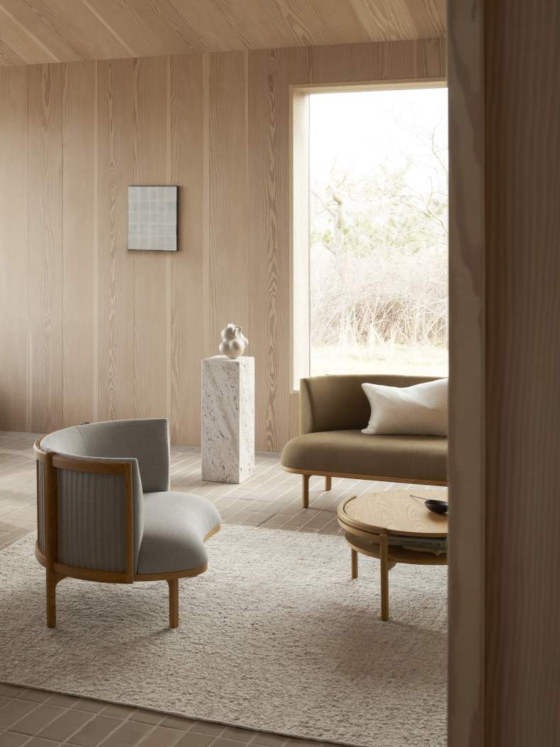 Wohnzimmer mit RF1905 Couchtisch von Carl Hansen & Søn, Nussbaum geölt und Marmor.