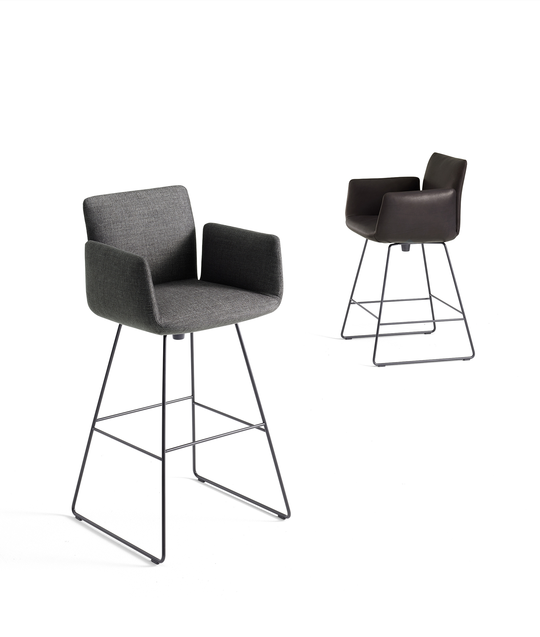 Jalis Barhocker mit Armlehnen, grauer Stoffbezug und schwarzem Metallgestell. Moderner Barstuhl für Küche oder Bar.