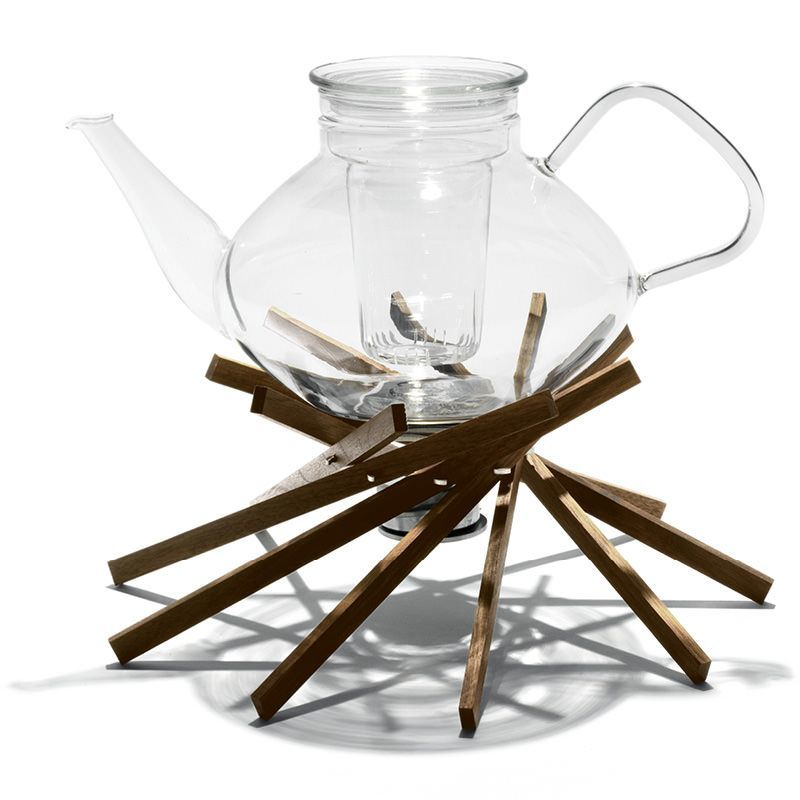 Keep'ot! Stövchen: Glaskanne mit Siebeinsatz auf einem einzigartigen Holzgestell für Teeliebhaber.
