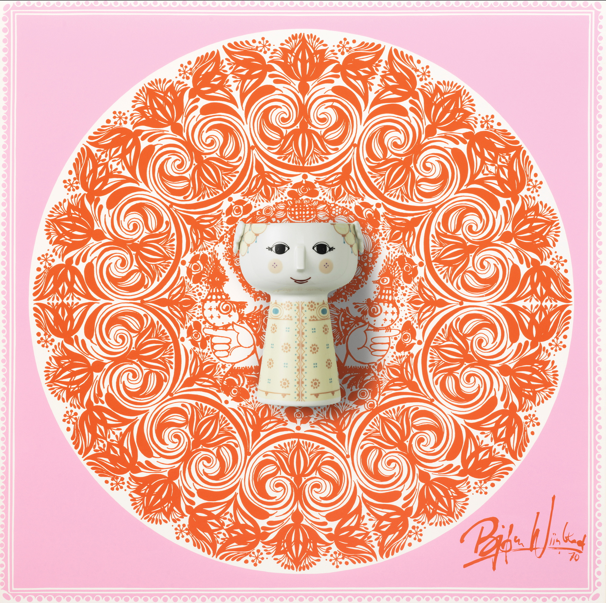 Gelbe Bjorn Wiinblad Eva Vase, 15 cm, auf einem dekorativen rosa Hintergrund mit floralem Muster.