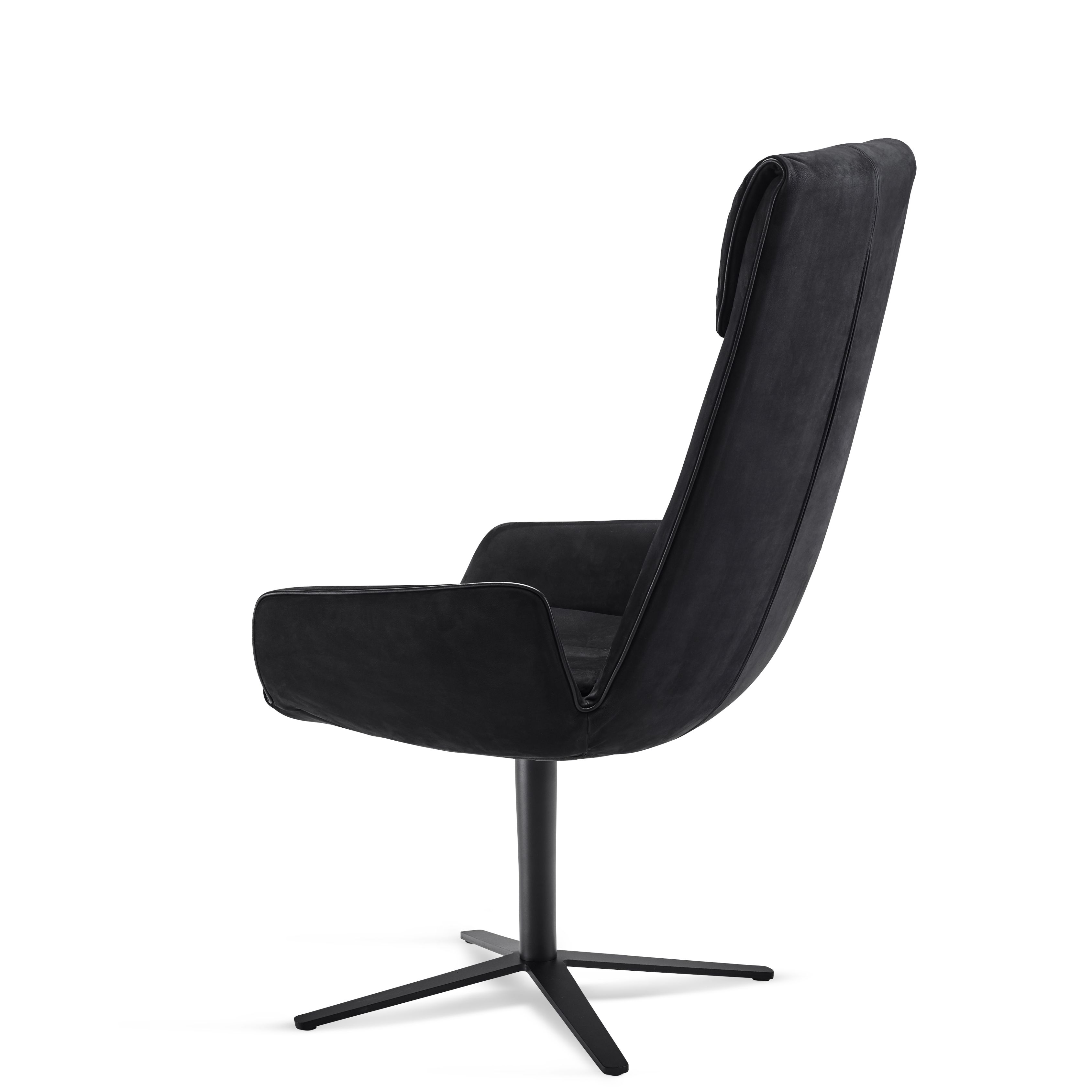 Schwarzer Amelie Armlehnstuhl von Freifrau Manufaktur mit hohem Rücken und Drehfuß, seitliche Ansicht.