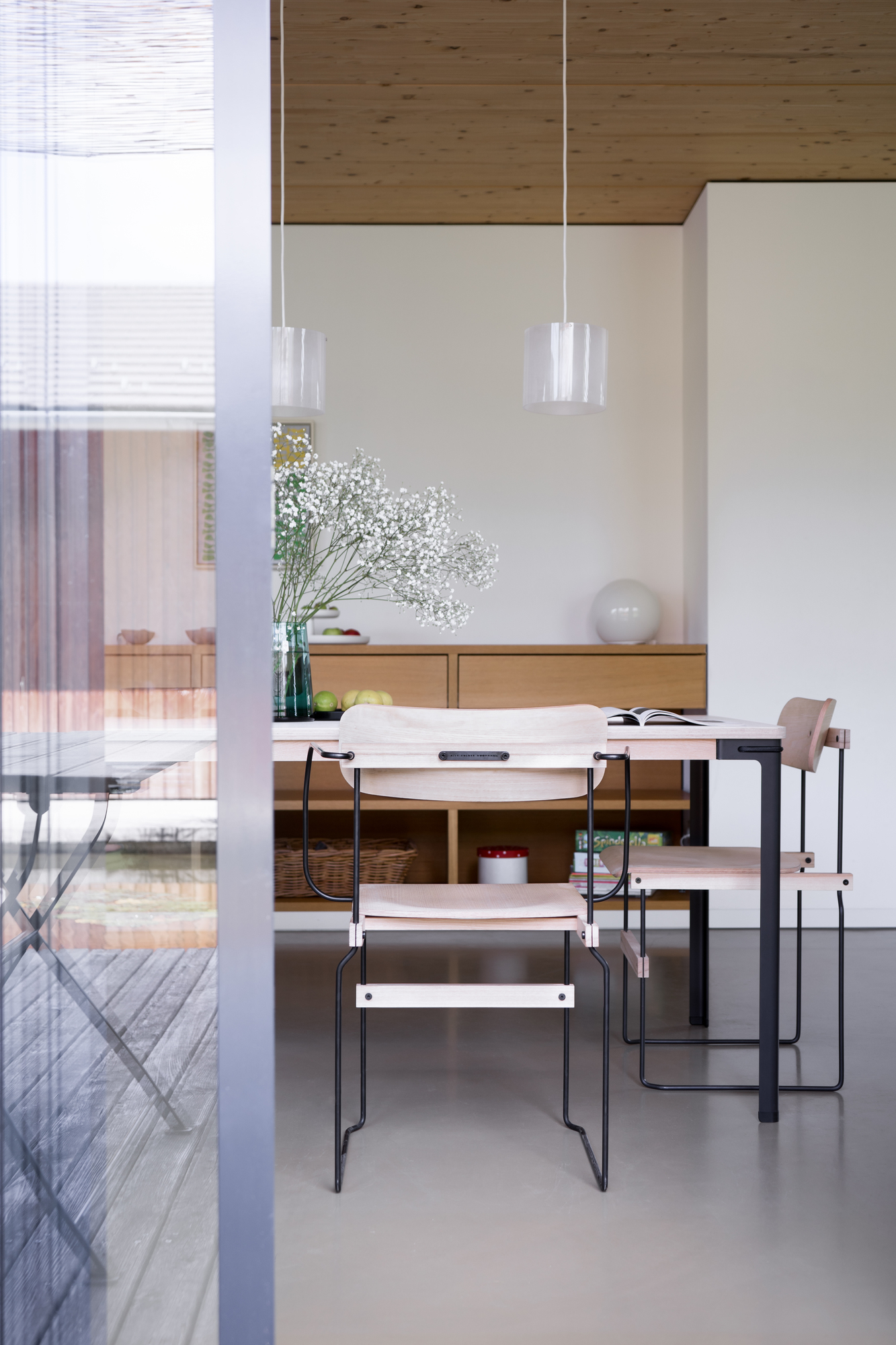 Nils Holger Moormann Bruto Stuhl ohne Armlehne, minimalistisches Design, Holz und Metall, Esszimmer.