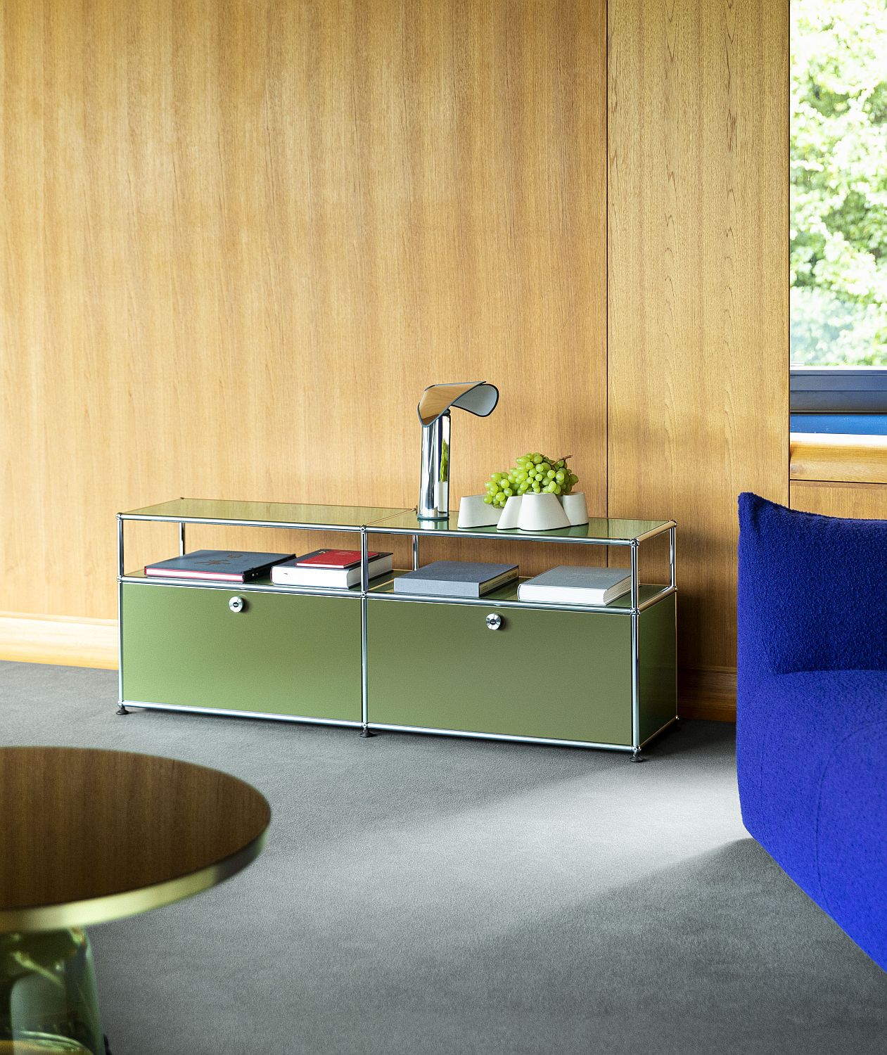 USM Haller Sideboard in Grün mit zwei Fächern und Glasablage für Wohnzimmer oder Hi-Fi.