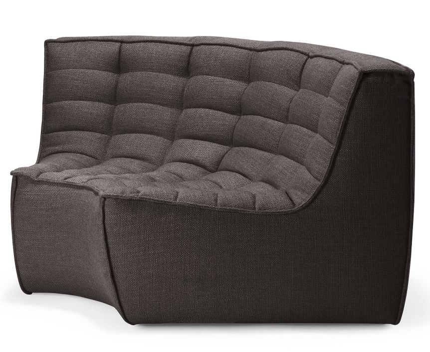Dunkelgraues N701 Sofa von Ethnicraft mit runder Ecke und gesteppter Polsterung. Gemütliches Ecksofa für Wohnzimmer.