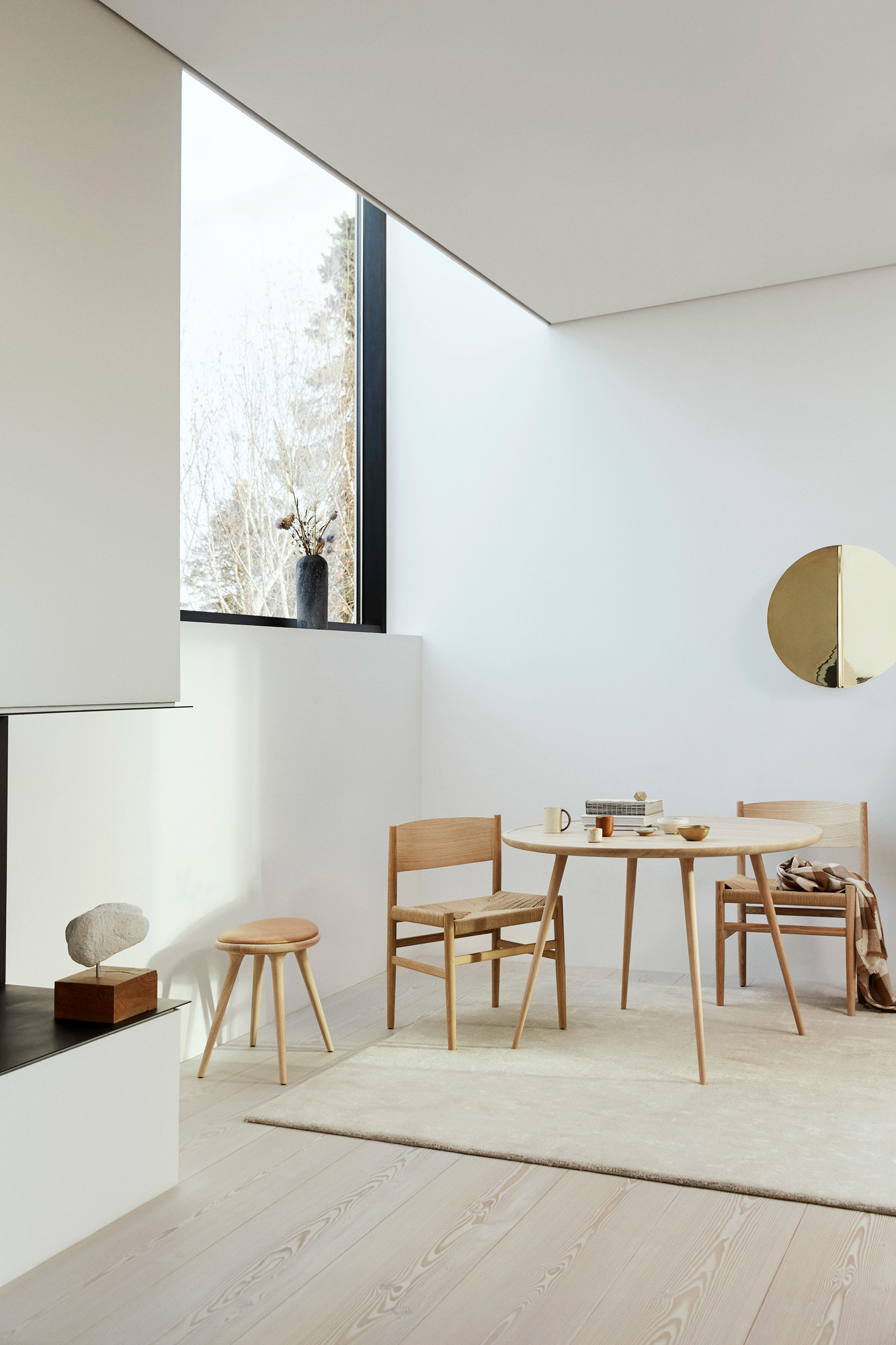 Heller Essbereich mit Nestor Stuhl ohne Armlehne und Holztisch, skandinavisches Design.